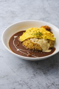 欧風カレーのチーズインオムライス　※カレーピラフ