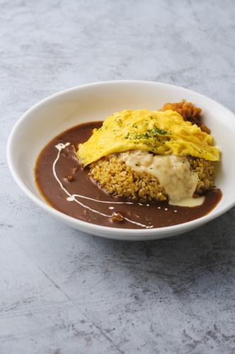 欧風カレーのチーズインオムライス　※カレーピラフ