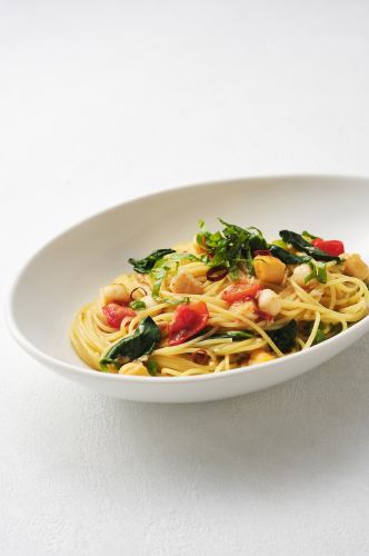 貝柱とフレッシュトマトのペペロンチーノ