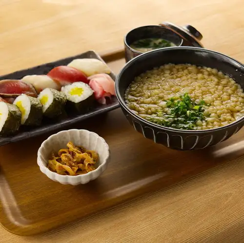 A luxurious lunch! Uosanji's proud, filling sushi set meal♪