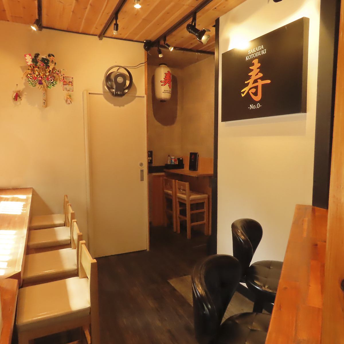 1階席はカジュアルな雰囲気でゆったりとお過ごしいただけます。