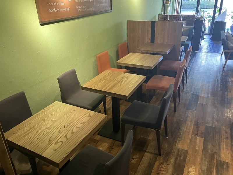The back of the store is casual yet bar-like.The counter seats, lined with alcohol bottles along the wall, are recommended for solo drinkers. The charm of Cafe Bar Wired is that the atmosphere changes slightly depending on the seat.