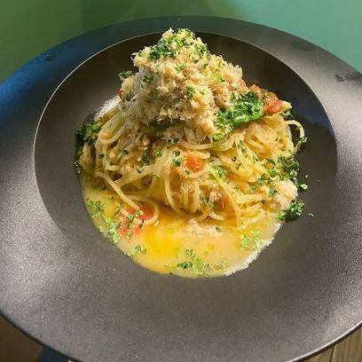 ズワイガニとスナップエンドウのオイルパスタ