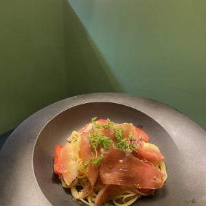 과일 토마토와 복숭아 차가운 파스타