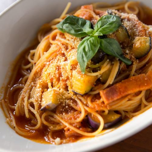 Mozzarella tomato pasta with fried eggplant and pancetta