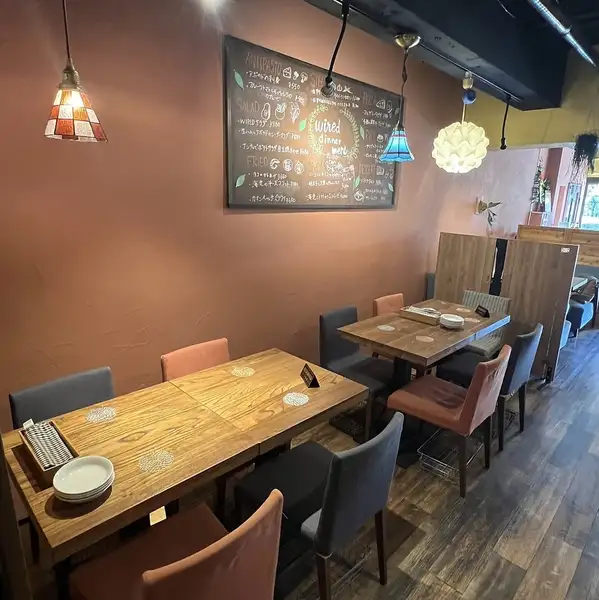 《お仕事終わりに一杯》ウッディなインテリアで統一された店内は一息つくのにピッタリの空間。お酒と美味しいお料理をつまみながらのんびりおくつろぎ下さい♪〆のメニューも充実!☆夜カフェでのご利用も大歓迎◎ケーキも多数用意しております!!