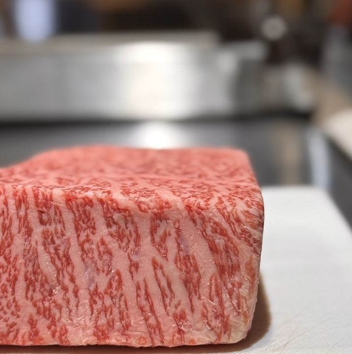 拘り抜いたお肉を鉄板で調理！ステーキとワインなどのお酒を◎