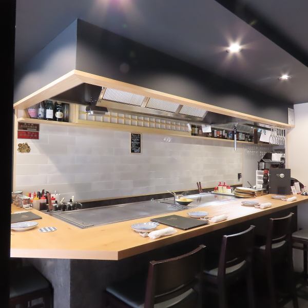 【ライブ感を味わえるカウンター】1階のカウンターは目の前でライブ感を味わうことができます◎落ち着いた雰囲気の中でゆったりくつろいでお過ごしください。「牛スジ八丁味噌」は濃厚な味わいが特徴。お酒と相性抜群のメニューを取り揃えております。絶品料理とドリンクの組み合わせをお楽しみください。