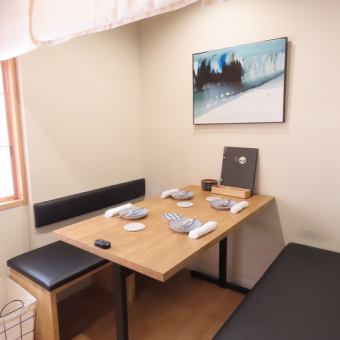 【自然の温もり】くつろぎのひとときをご提供。木の温もりが感じられるシンプルで洗練された空間。落ち着いた雰囲気の中、心温まる時間をお過ごしいただけます。女子会・ママ会など、幅広いシーンでご利用いただけます。創作鉄板料理がテーブルを彩り、友人や大切な方との会話が自然に弾みます。ぜひ、一度お越しください。