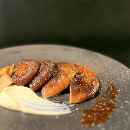 個室席で美味しい料理を堪能できます。