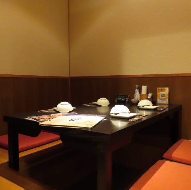 【個室有り】ゆったりできる4名様のテーブル個室。2・4・6・8・10・60名様の大小様々な個室をご用意。あたたかみのある照明に照らされ、安心して落ち着ける個室が多数ございます。会社の集まりはもちろん、プライベートでの利用など様々なシーンの利用にお薦め！お祝いやサプライズもお気軽にご相談下さい！