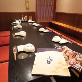 周りが気にならない個室は、ちょっとした会食などにもおすすめです◎あたたかみのある照明に照らされた、安心して落ち着ける個室を多数ご用意しております。会社での集まりはもちろん、ご友人同士等プライベートでの利用など様々なシーンでの利用にお薦め♪お祝いやサプライズなども、お気軽にご相談下さい！