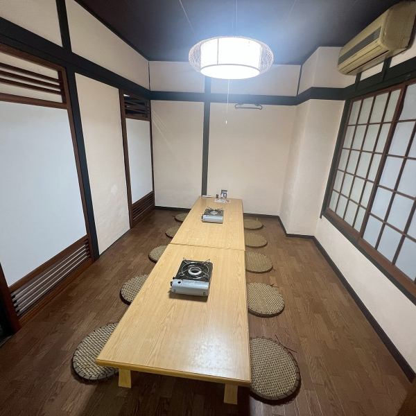 古民家風の和風な店内は、落ち着いた雰囲気が漂い、ゆっくりとくつろげるアットホームな空間。つい立てで仕切られた席は、半個室のようなプライベート感を演出し、心地よい時間を過ごせます。落ち着いて座れる畳の上で、ゆったりと静かに食事を楽しむのにぴったり♪ぜひ名物もつ鍋やお酒を嗜んでください。