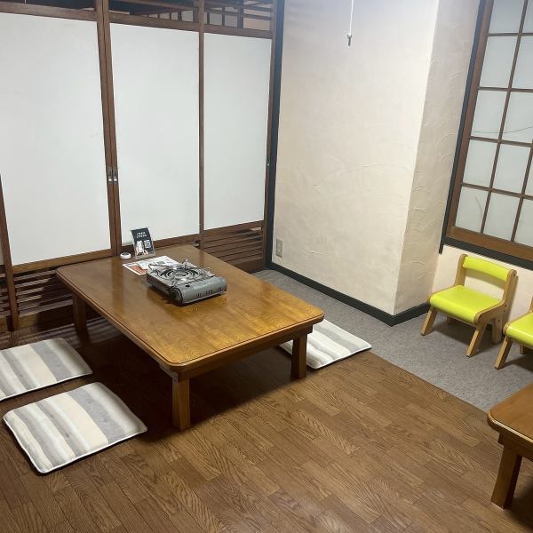 お座敷席は、6名用の卓が1卓、4名用が2卓、8名用が2卓と多様に揃い、大人数の宴会にも対応可能です。カウンター席もあり、気軽にお一人様でも楽しめます。貸切は30～40名様から可能で、お電話または店頭にてご予約を承ります！大広間でゆったりとお食事ができるため、友人や家族との特別な時間に最適です♪