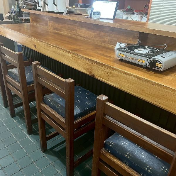 JR日豊本線の西都城駅表口から徒歩約12分の距離に位置するこのお店は、落ち着いた外観が印象的。木の温もりを感じさせる入り口は、訪れる人を優しく迎え入れます。静かな通りに佇むこの場所は、隠れ家的な魅力があり、観光客にも地元の人にも愛されるお店になっています。皆様のご来店を心よりお待ちいたしております。