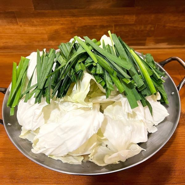 カツオ出汁が効いた【醤油ベースの和風もつ鍋】！おおぶりで食べ応えのある自慢のもつを使用