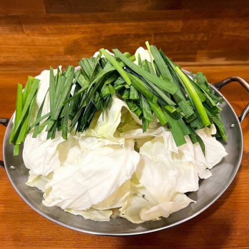 カツオ出汁が効いた【醤油ベースの和風もつ鍋】！おおぶりで食べ応えのある自慢のもつを使用
