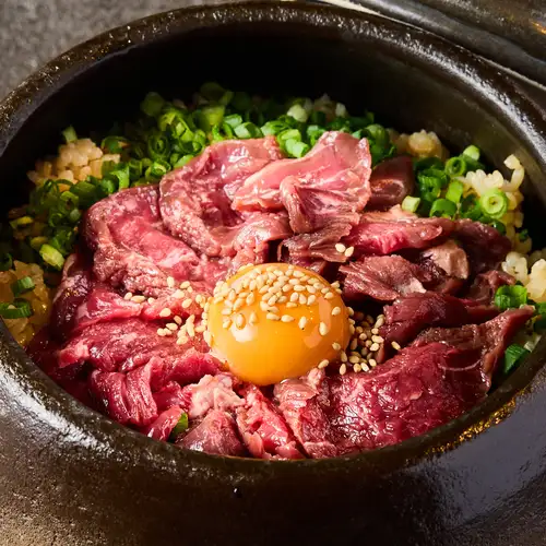 We offer a wide variety of our recommended clay pot rice dishes topped with luxurious ingredients!