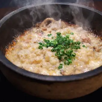 音で食べる！石焼き"マグマ"チーズリゾット 焦し醤油の焼きおにぎり崩し