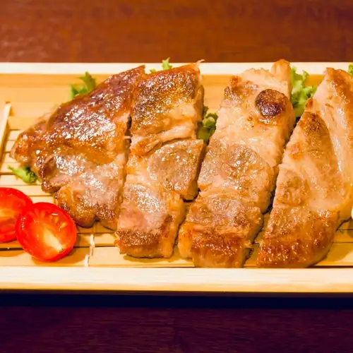 低温調理で仕上げた和豚もち豚のソテー150g ～大葉のジェノベーゼソース～