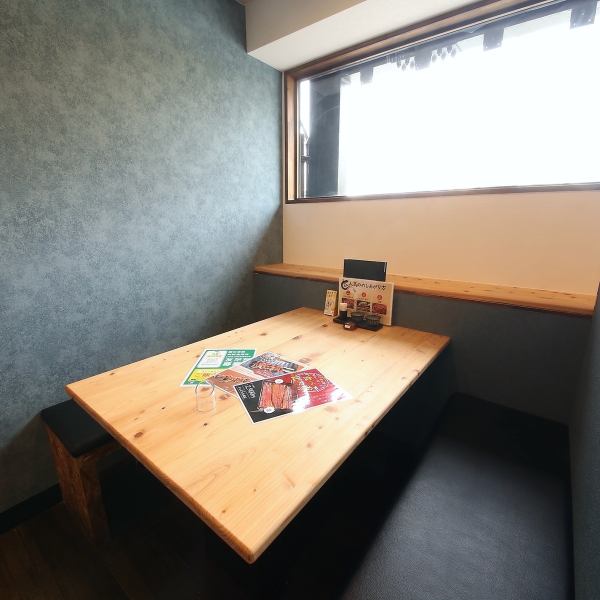 【アットホームな雰囲気でいつまでも居たくなる♪】お一人様でも入りやすいカジュアルで明るい雰囲気も魅力の一つです。また、当店では4名様かけテーブル席・2名様かけテーブル席をそれぞれご用意しました。即予約・リクエスト予約も可能ですので、お気軽にお問い合わせください！