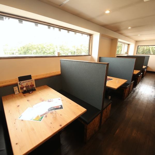 【ファミリーのご利用も大歓迎！】ゆったりと座れるお席があり、ファミリーでのご利用も大歓迎！肩肘張らずにゆったりお過ごしいただけます。ランチ・デート・同僚とのご褒美ランチから普段使いまで、どんなシーンでもお使いいただけるのが鰻の成瀬！