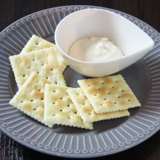 Adult cream cheese~with crackers~