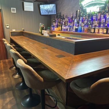 【おひとり様も大歓迎★】カウンターのお席もご用意!ひとりでしっぽり飲むもお友達同士で盛り上がるのも大歓迎!お酒もお酒との相性ピッタリなメニューも豊富にご用意してお待ちしております!〈横須賀中央/宴会/忘年会/歓送迎会/女子会/貸切/飲み放題〉