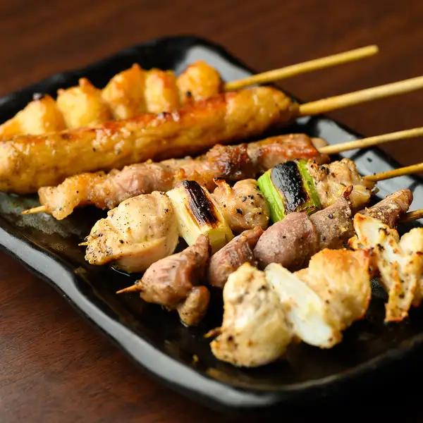 炭火で一本一本丁寧に焼き上げる自慢の焼き鳥をはじめ、新鮮なお刺身や一品料理まで豊富にご用意。会社宴会や飲み会、女子会、ご家族でのお食事など、さまざまなシーンでご利用いただけます。飲み放題付きコースも充実しています。