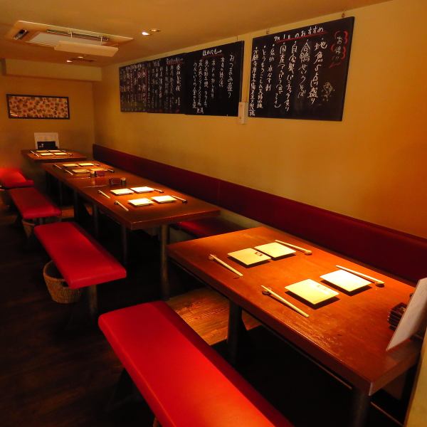 【小規模宴会可能】4名様掛けのテーブル席が4卓ございます！ご家族やご友人との食事はもちろん、少人数での飲み会や女子会にも最適です◎落ち着いた雰囲気の店内で、美味しい料理を囲んで楽しい時間をお過ごしください。周りを気にせずゆったりと会話を楽しみたい方におすすめです！