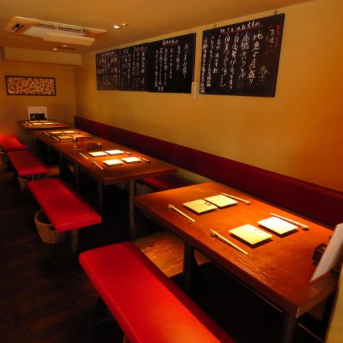 <p>【小規模宴会可能】4名様掛けのテーブル席が4卓ございます！ご家族やご友人との食事はもちろん、少人数での飲み会や女子会にも最適です◎落ち着いた雰囲気の店内で、美味しい料理を囲んで楽しい時間をお過ごしください。周りを気にせずゆったりと会話を楽しみたい方におすすめです！</p>