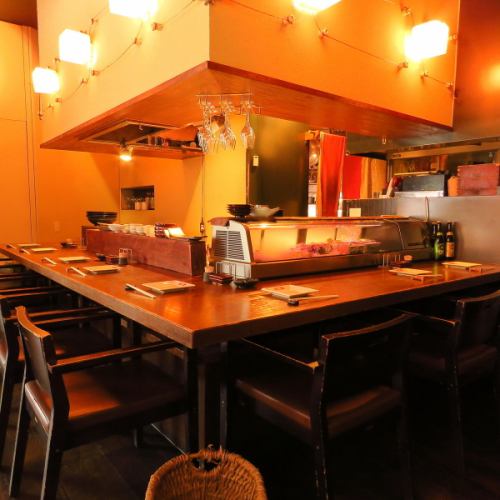 <p>【お一人様も歓迎】お一人様でも気兼ねなくご利用いただけるカウンター席を10席ご用意しております！職人の技を間近で見ながら、お料理を五感でお楽しみいただけます。料理の感想や、お酒の相談など、スタッフとの会話も弾む特等席です♪ お仕事帰りの一杯にもぜひお立ち寄りください！</p>