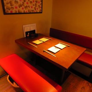 ゆったりと配置された4名様掛けのテーブル席を4席ご用意しております。大切な方とのお食事や、ご友人との楽しいお集まりに最適です◎落ち着いた雰囲気の中、至福のひとときをお過ごしください。