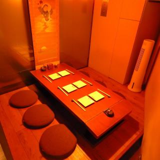 4名様からご利用いただけるプライベートな個室がございます。周りを気にせず、ゆっくりとお食事をお楽しみいただけます。接待や顔合わせなど、特別な日のお食事にぜひご利用ください。※個室料としてお会計の10％を頂戴しております。