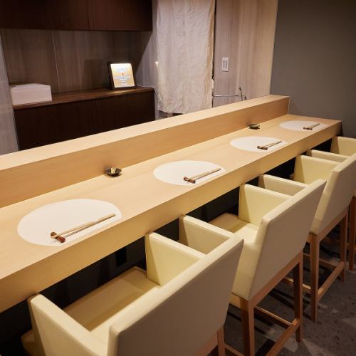 <p>We have 8 counter seats where you can enjoy the chef&#39;s unique cooking and serving.We also have 2 tables for 4 people.It is also possible to enjoy a meal together with up to 8 people.</p>