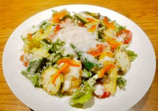 とうもろこしのフリットと彩り夏野菜のレモンクリームサラダ