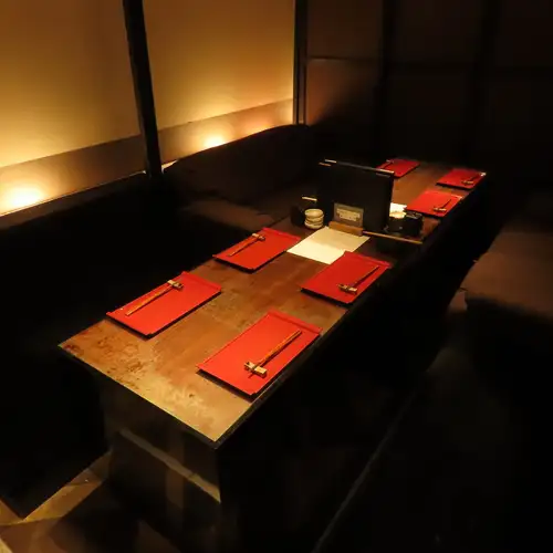 【8名様からご利用いただける個室】2名様から最大45名様まで◎デートや接待、会社宴会など、さまざまなシーンでご利用いただける個室をご用意しております。