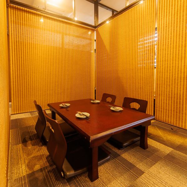 周りを気にせず過ごせる4名掛けの半個室を8部屋ご用意しております。女子会でのお喋りや、お子様連れのご家族での食事、気心知れたご友人との飲み会に最適です！プライベート感のある落ち着いた空間で、絶品の焼き鳥やとんかつを心ゆくまでお楽しみください。人気の席なので、早めのご予約がおすすめです。