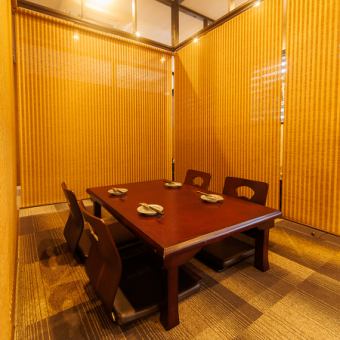 「周りを気にせず過ごしたい」そんな方には4名掛け×8室の半個室がおすすめ。デートや大切な方の誕生日、ビジネスでの飲み会など、プライバシーを確保したいシーンに最適です。落ち着いた雰囲気の中で、厳選食材の旨味をじっくりと味わえます。ご家族や親しいご友人と、水入らずの特別な時間をお過ごしいただけます。