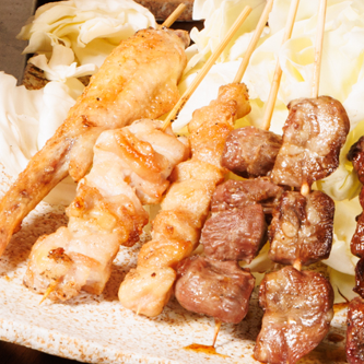 炭火の香りが食欲をそそる!職人渾身の「焼き鶏串」