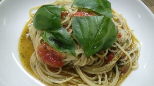Spaghetti with fresh basil and tomatoes