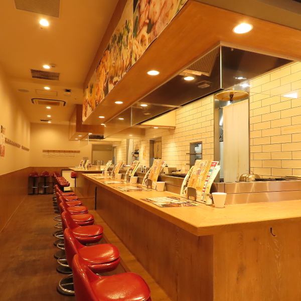 鉄板&串カツ 肥後ホルモンの店内は、カウンター席が中心で、女性ひとりでも入りやすいカジュアルな雰囲気◎明るく清潔感があり、鉄板のライブ感を楽しめる空間です。桜町バスターミナル直結で、アクセスも抜群♪買い物や仕事帰りにも立ち寄りやすく、幅広いシーンに対応できるのが魅力です!