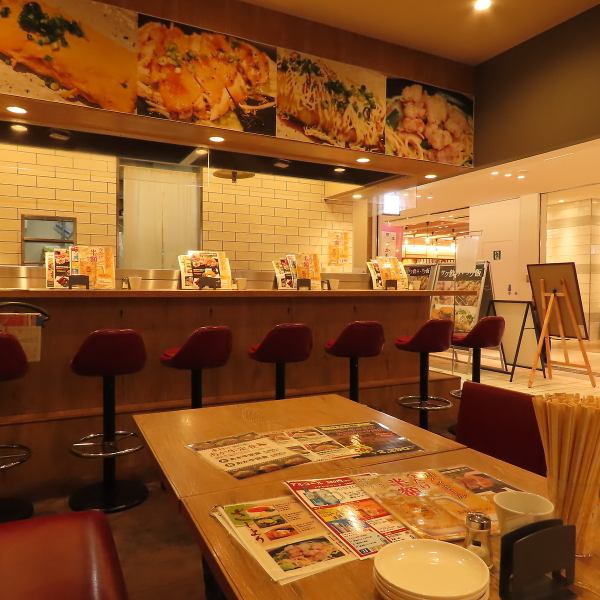 木目調テーブルのインテリアが、落ち着いた雰囲気を演出◎鉄板焼きのライブ感と、串カツの香ばしさが漂う空間は、仕事帰りや買い物帰りにふらっと立ち寄りたくなる居心地の良さがあります♪スタッフの丁寧な接客で、初めての来店でも安心して楽しめます!