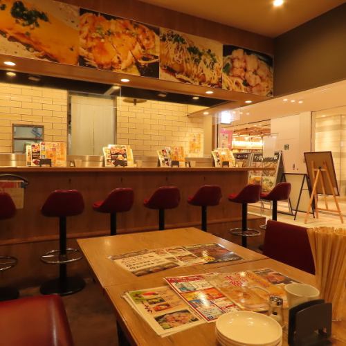 <p>木目調テーブルのインテリアが、落ち着いた雰囲気を演出◎鉄板焼きのライブ感と、串カツの香ばしさが漂う空間は、仕事帰りや買い物帰りにふらっと立ち寄りたくなる居心地の良さがあります♪スタッフの丁寧な接客で、初めての来店でも安心して楽しめます!</p>