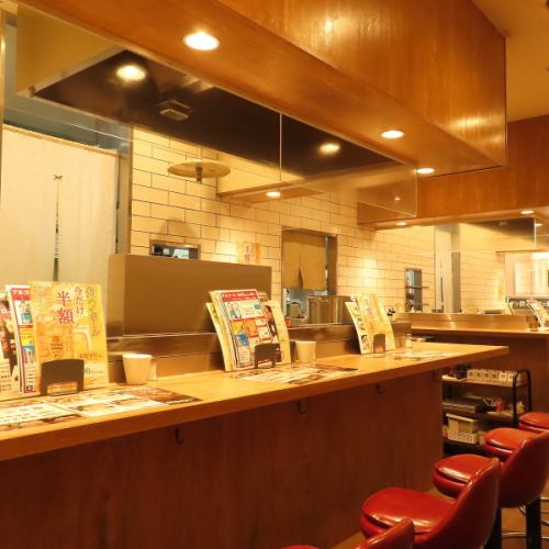 カウンターで一人飲み◎