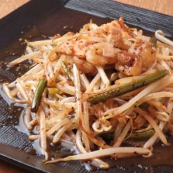 Stir-fried horumon and bean sprouts