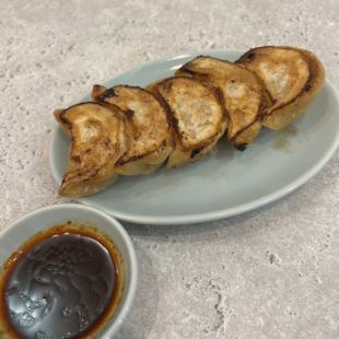 皮の名物肉餃子 1個