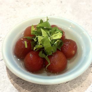 トマトの杏露酒漬 ～パクチー添え～
