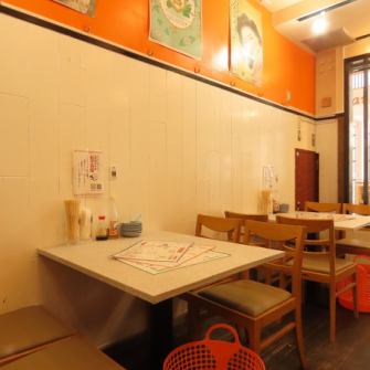 温かみのある木のテーブルが並ぶ店内は、心地よい明るさに包まれています。気軽に訪れたくなる居心地の良さが魅力です。カウンター越しに見える厨房の様子が、料理への期待感を高めてくれます。シェフの手際を楽しみながら、待つ時間もワクワクです。