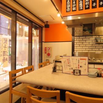 温かみのある木のテーブルが並ぶ店内は、心地よい明るさに包まれています。気軽に訪れたくなる居心地の良さが魅力です。カウンター越しに見える厨房の様子が、料理への期待感を高めてくれます。シェフの手際を楽しみながら、待つ時間もワクワクです。